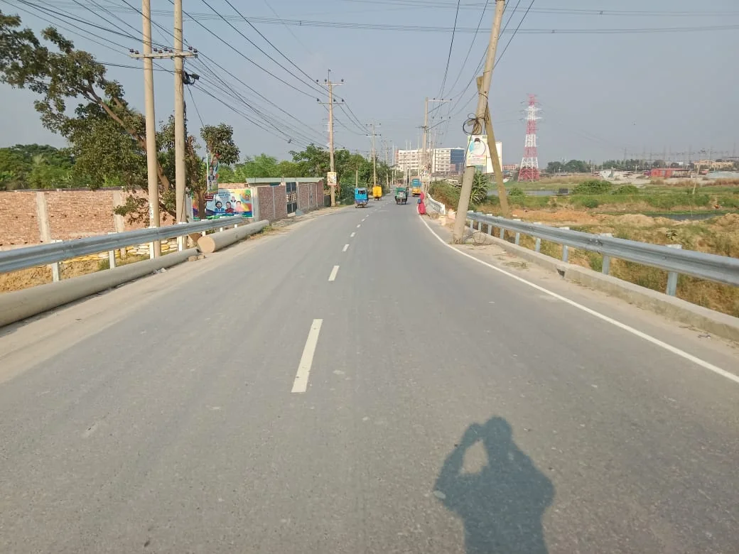 Roadside guardrail along the carriageway — NDE- 500 Meter Guardrail