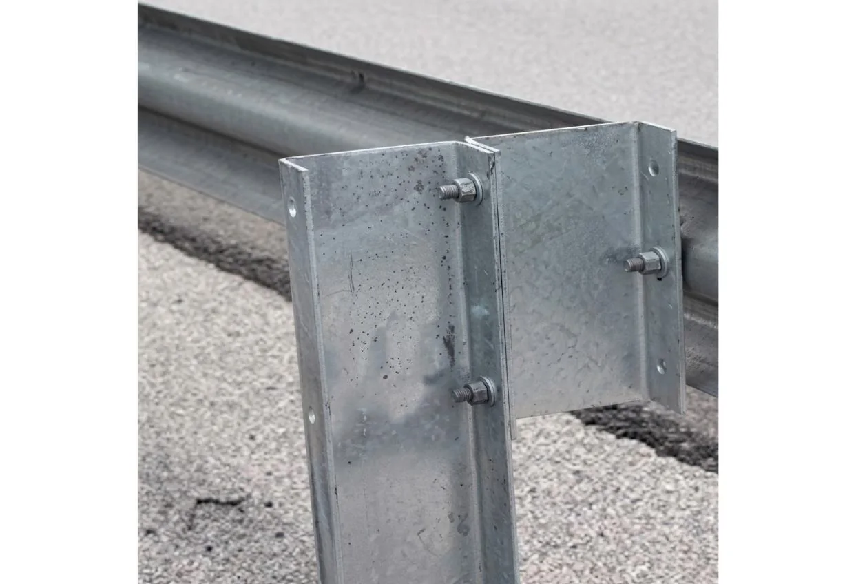 Metal rail connection and support post