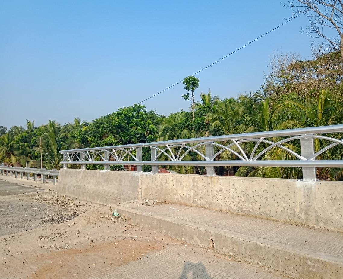 Bridge-side roadside protection